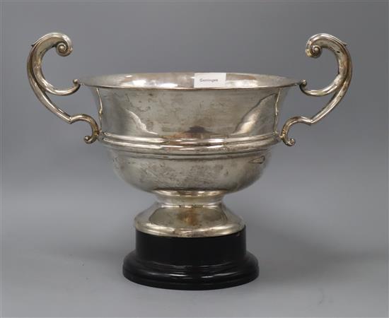 An Edwardian silver two handled rose bowl, with flying scroll handles, London 1914, 38cm over the handles,